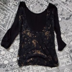 black tee with the perfect back appeal 👌